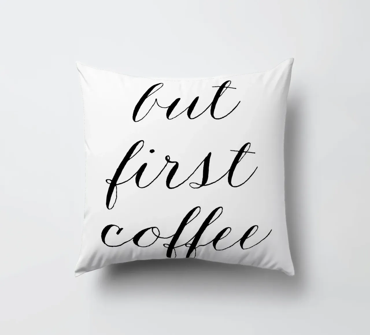But First Coffee 10 cuscino da The Type Club Tokyo