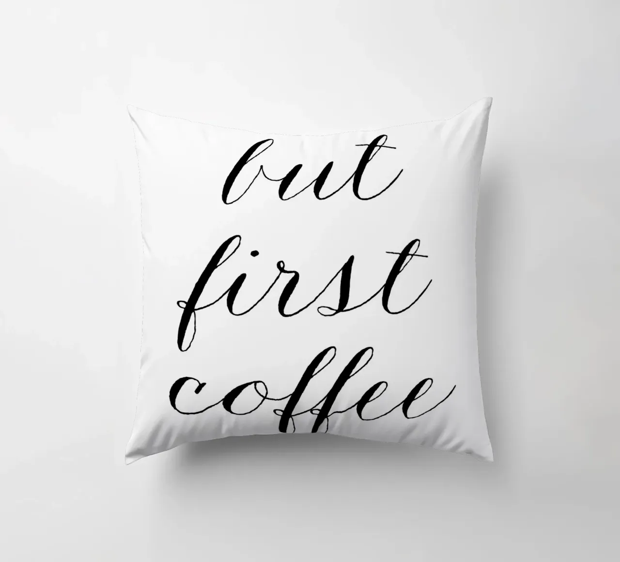 But First Coffee 10 cuscino da The Type Club Tokyo