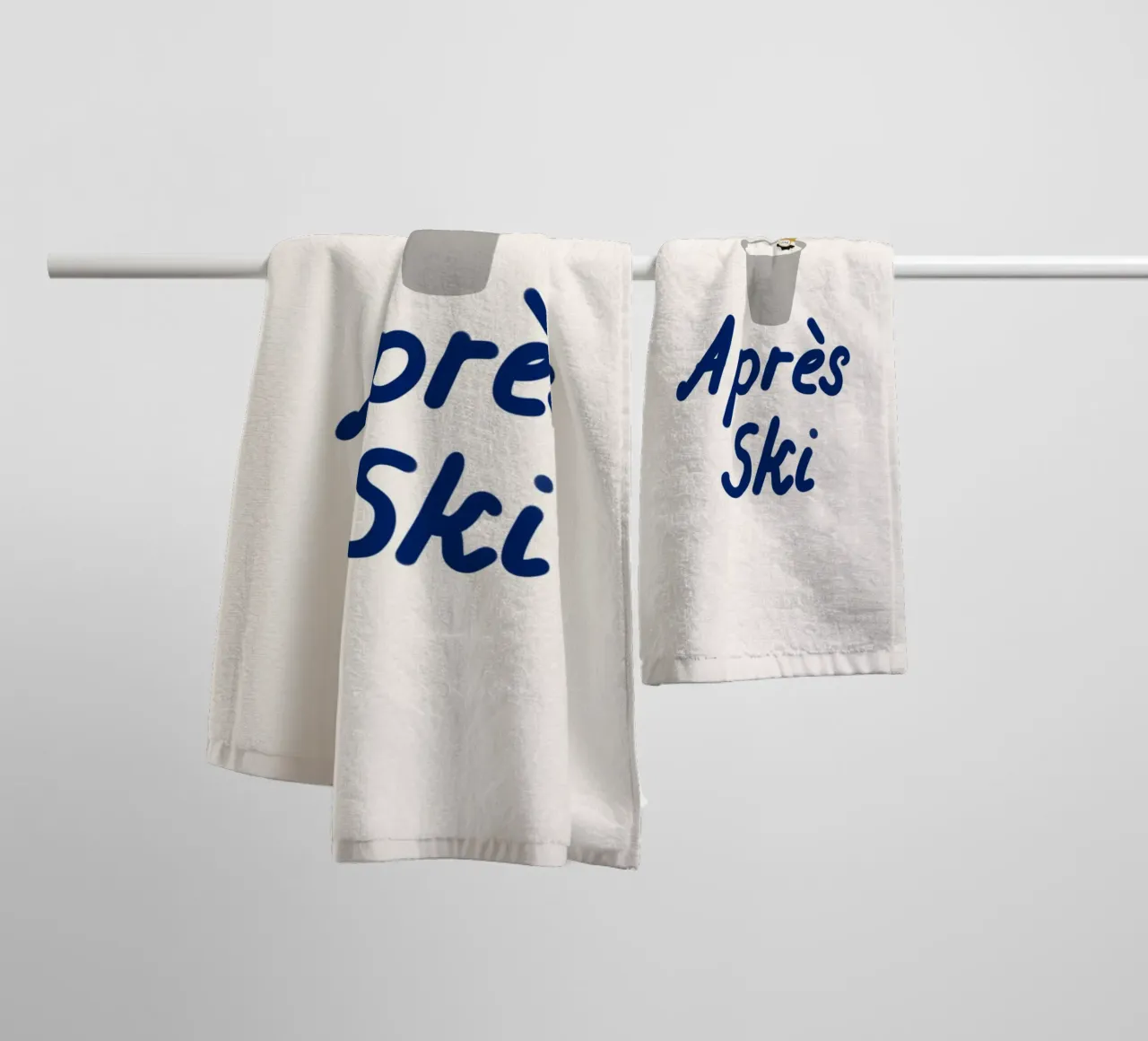 Raffreddatore di champagne per l'apres ski asciugamano da bagno da Sophie Augustin Illustration