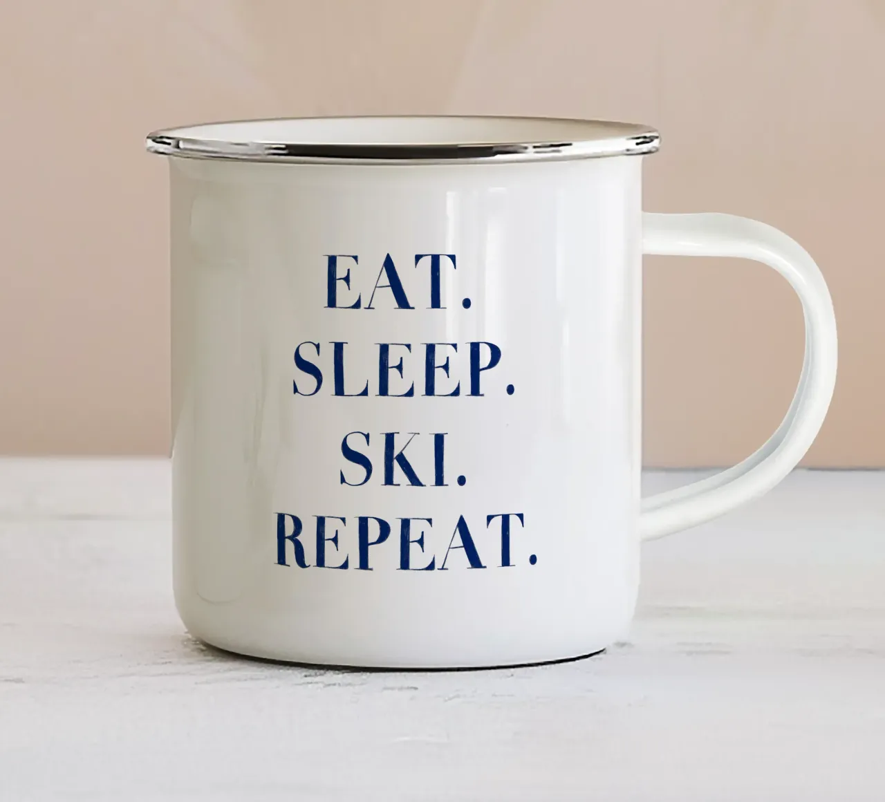 Eat. Sleep. Ski. Repeat. tazza in smalto da Sophie Augustin Illustration