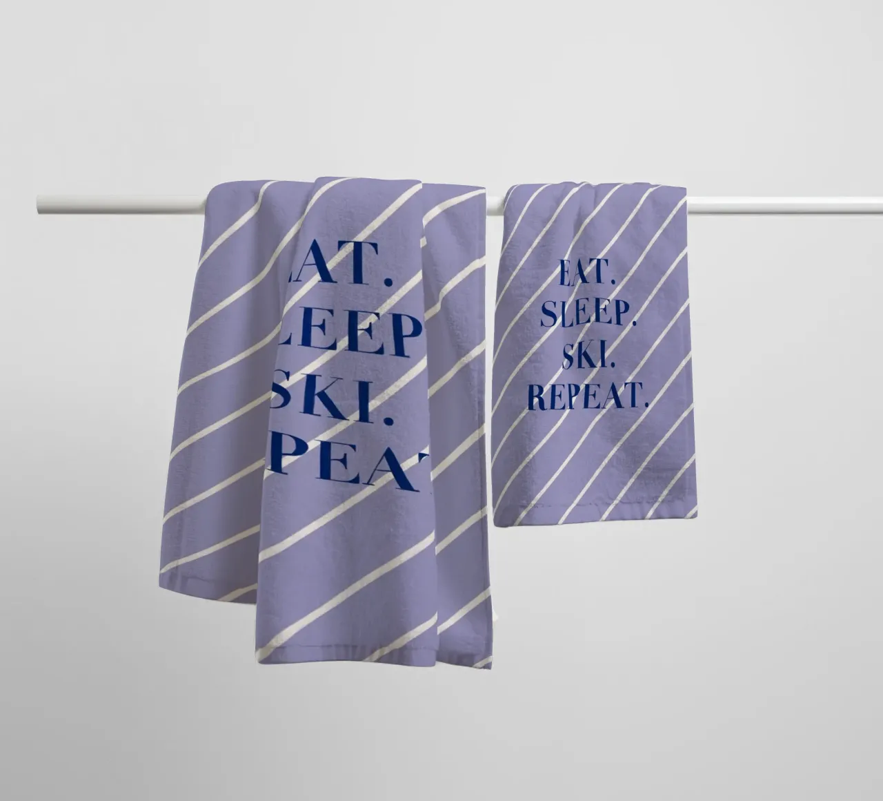 Eat. Sleep. Ski. Repeat. asciugamano da bagno da Sophie Augustin Illustration