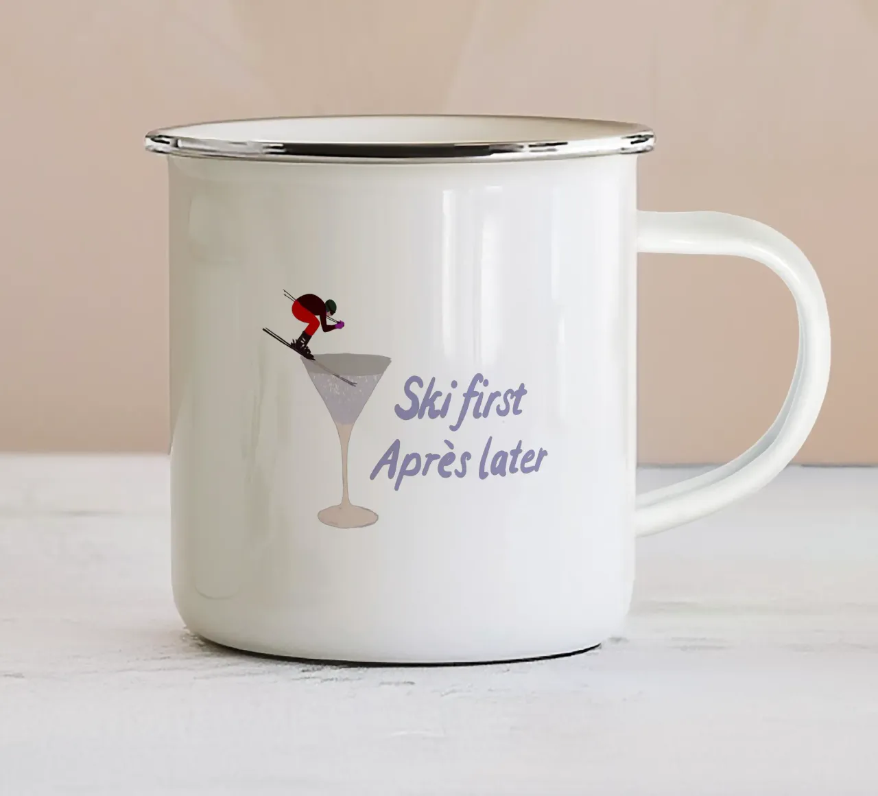 Ski first Apres later tazza in smalto da Sophie Augustin Illustration
