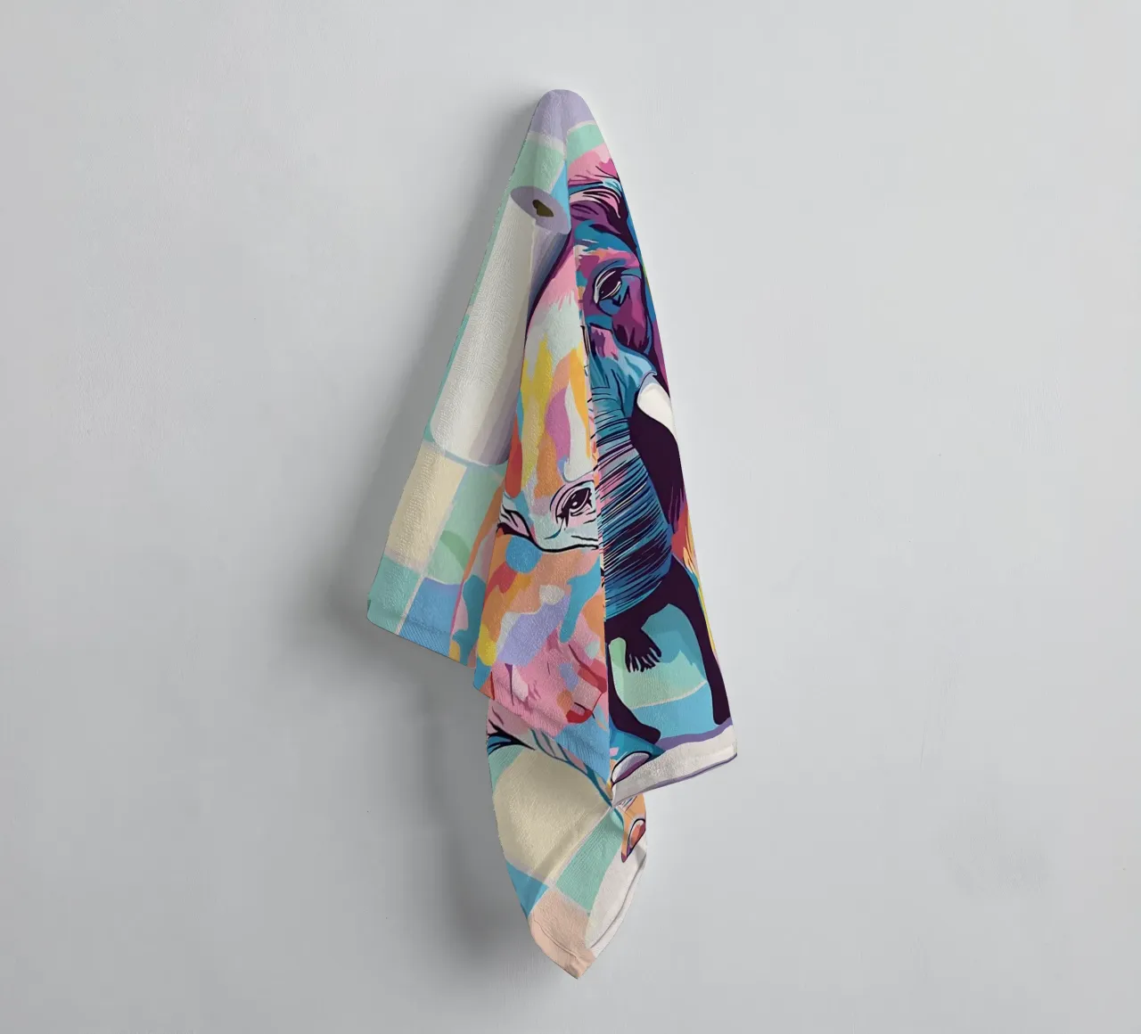 Kleurrijke olifant met wc-papierrol badhanddoek van JoyWalkerShop