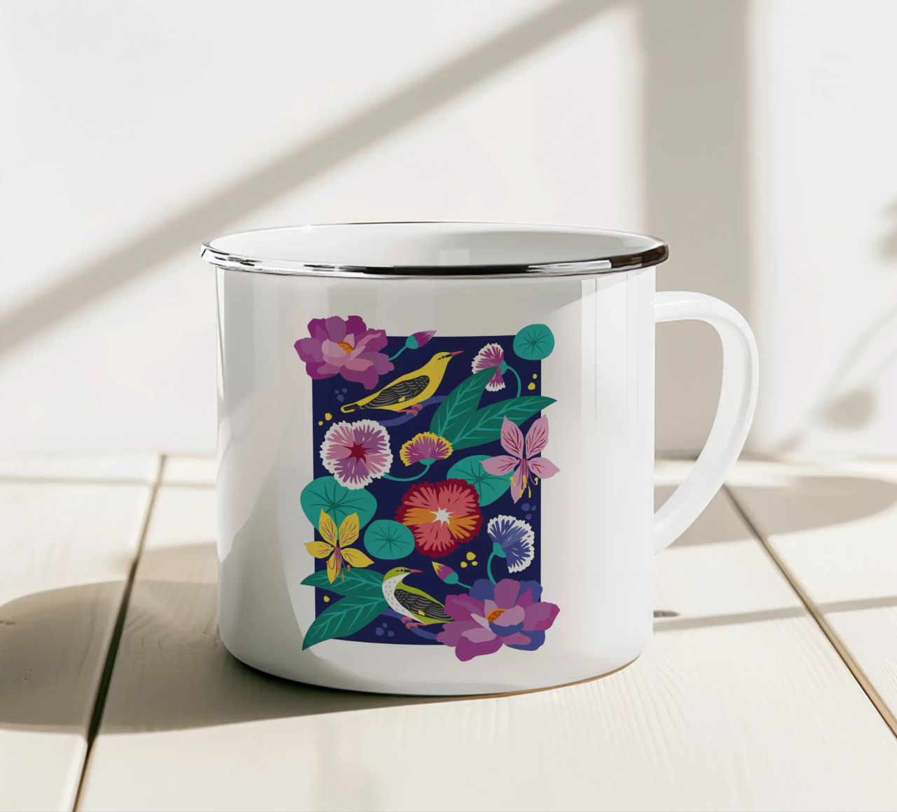 Fiori e uccelli tazza in smalto da Schuhmann Design