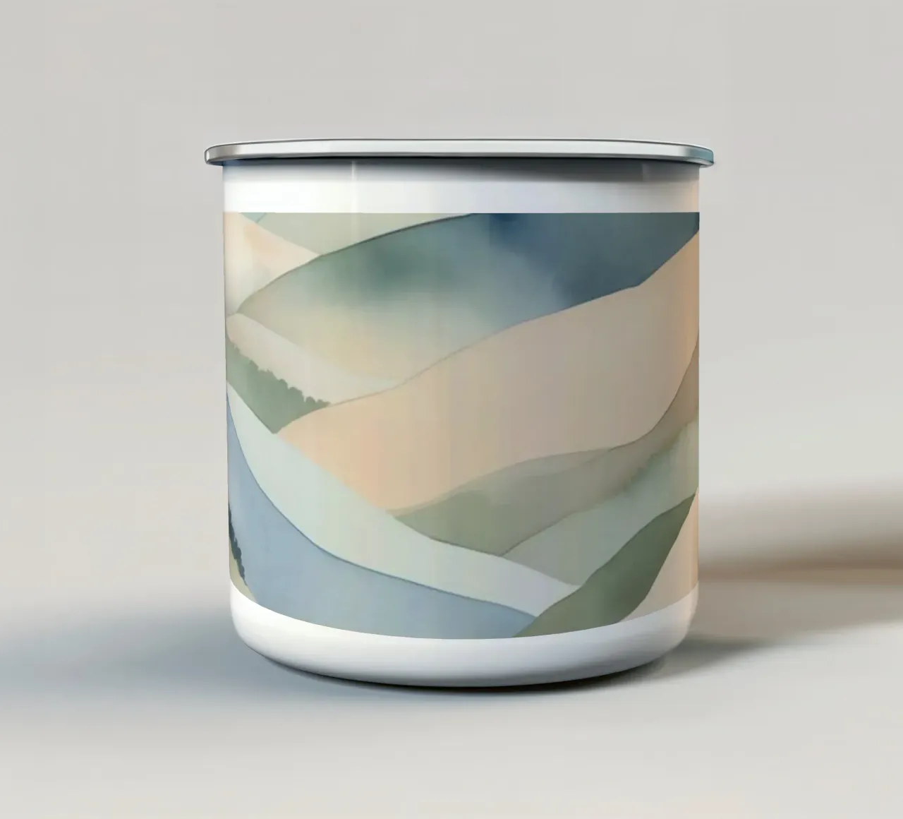 Paesaggio acquerellato di colline stratificate tazza in smalto da DesignDoodle