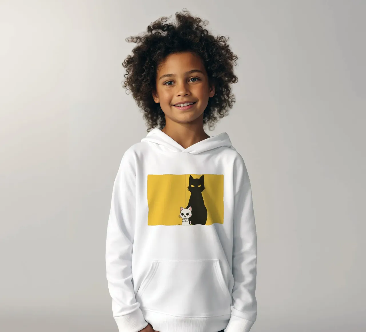 Chat blanc avec ombre noire dans un coin jaune sweat à capuche enfant de DesignDoodle