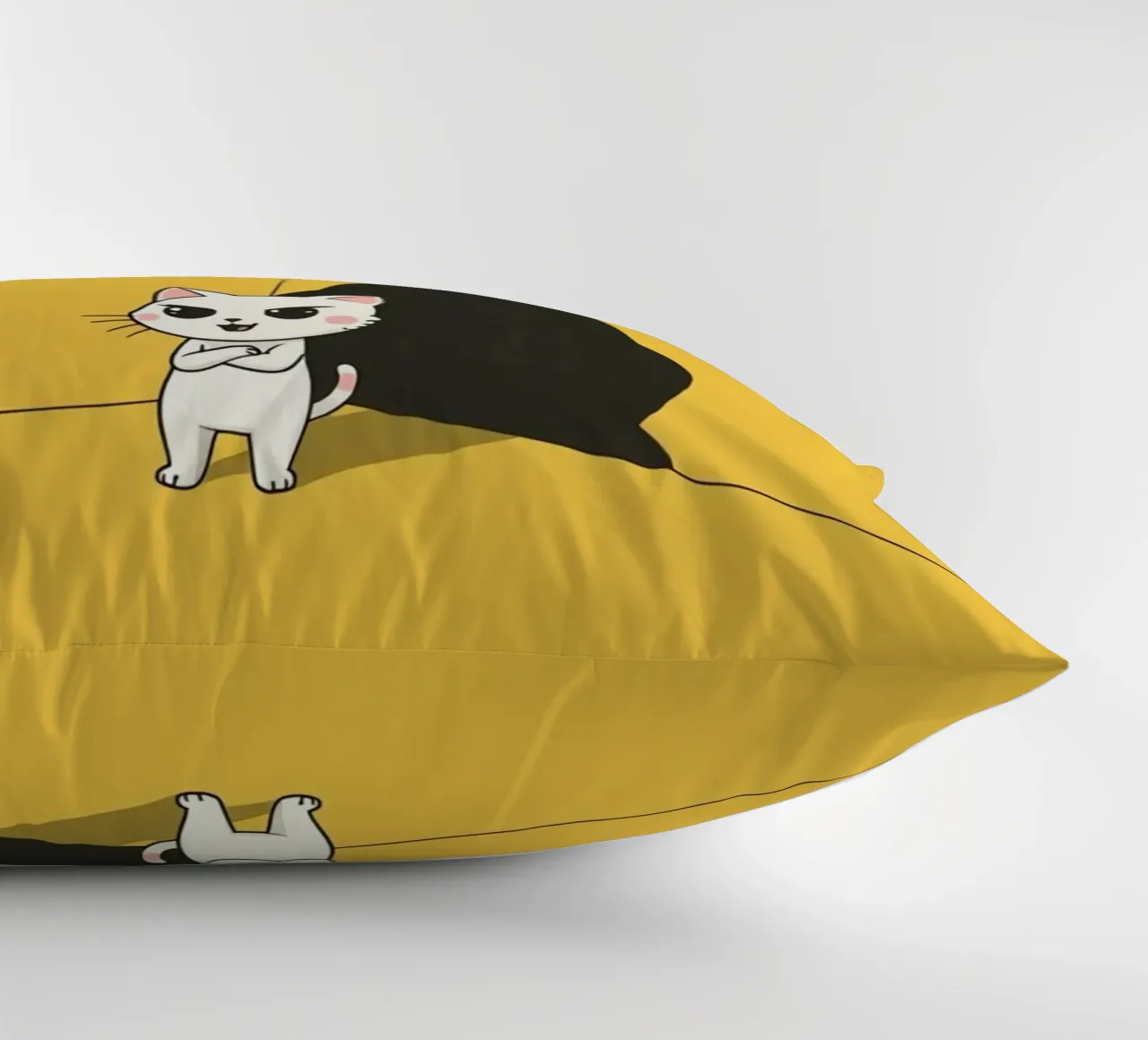 Chat blanc avec ombre noire dans un coin jaune coussin de DesignDoodle