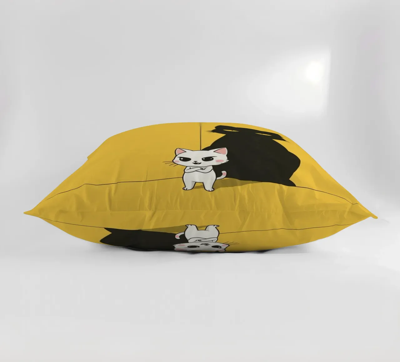 Chat blanc avec ombre noire dans un coin jaune coussin de DesignDoodle