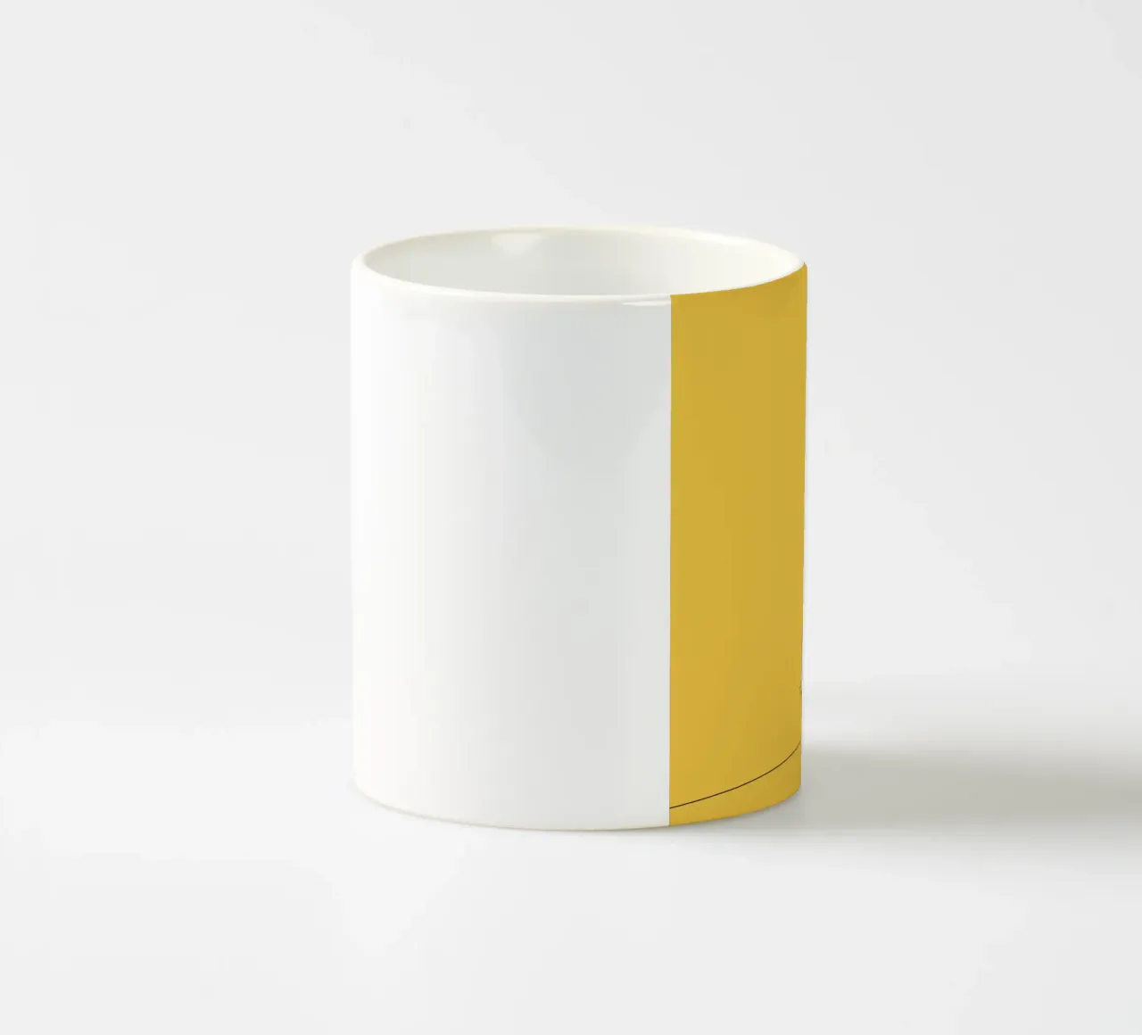 Chat blanc avec ombre noire dans un coin jaune mug en céramique de DesignDoodle