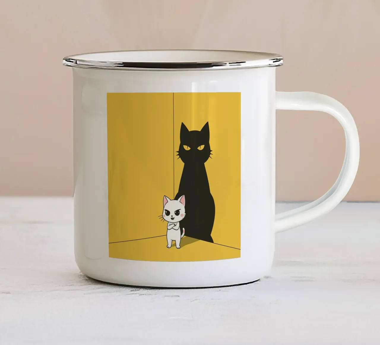 Chat blanc avec ombre noire dans un coin jaune mug en émail de DesignDoodle