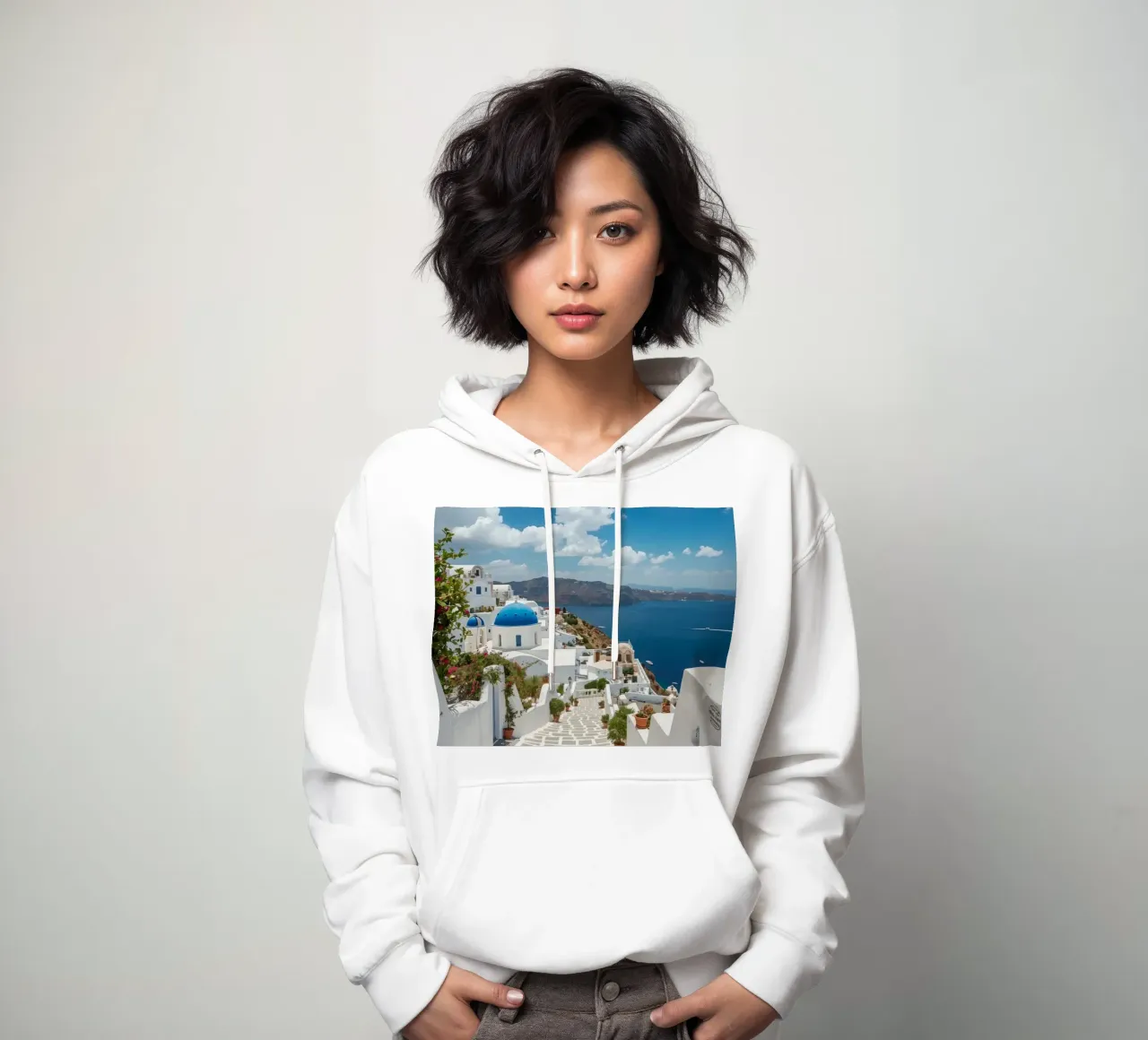 Edificios encalados y camino de piedra en Santorini sudadera con capucha de DesignDoodle