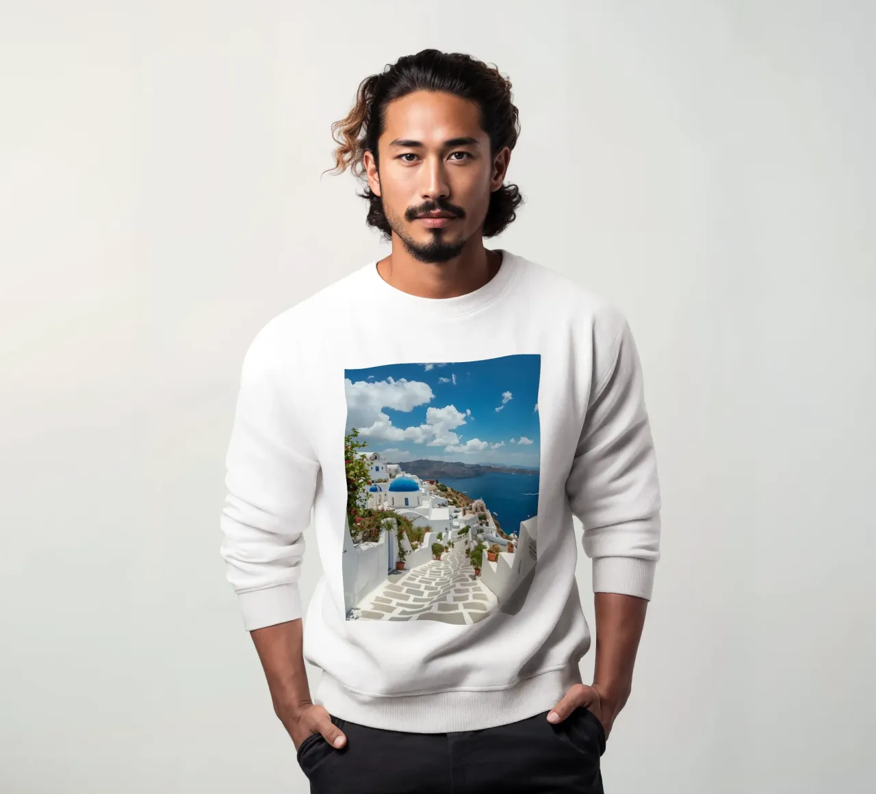 Weiß getünchte Gebäude und Steinpfade auf Santorin Sweatshirt von DesignDoodle