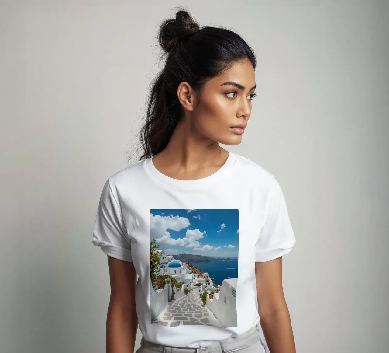 Weiß getünchte Gebäude und Steinpfade auf Santorin T-Shirt von DesignDoodle