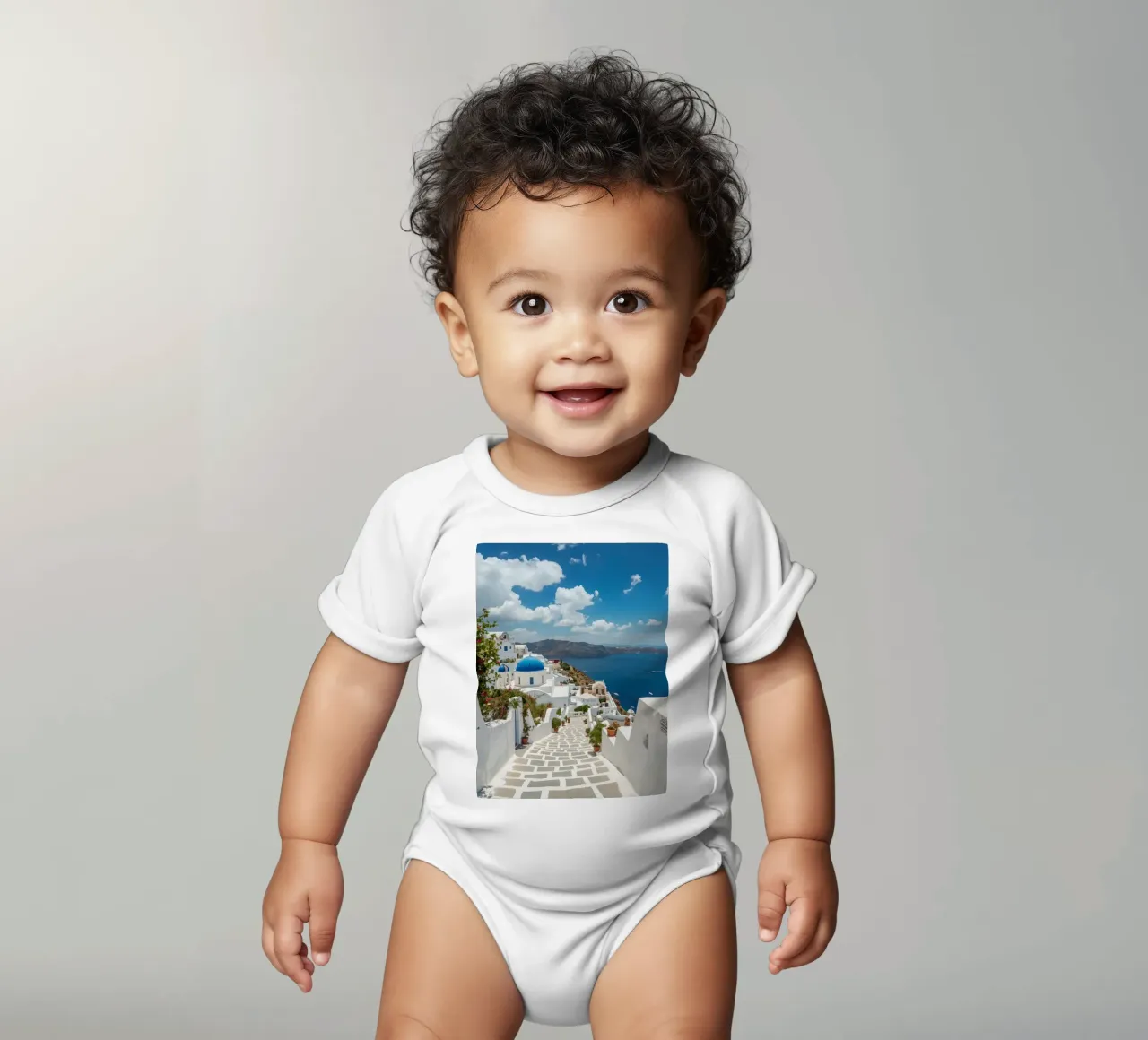 Weiß getünchte Gebäude und Steinpfade auf Santorin Kurzarm Babybody von DesignDoodle