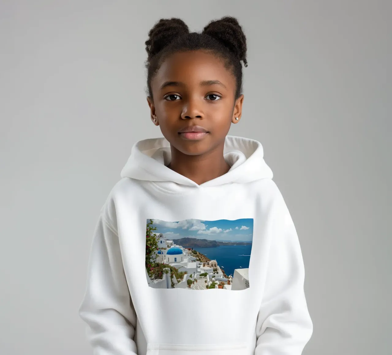 Edifici imbiancati e sentiero di pietra a Santorini felpa bambino con cappuccio da DesignDoodle