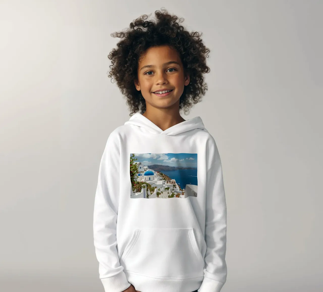 Edifici imbiancati e sentiero di pietra a Santorini felpa bambino con cappuccio da DesignDoodle