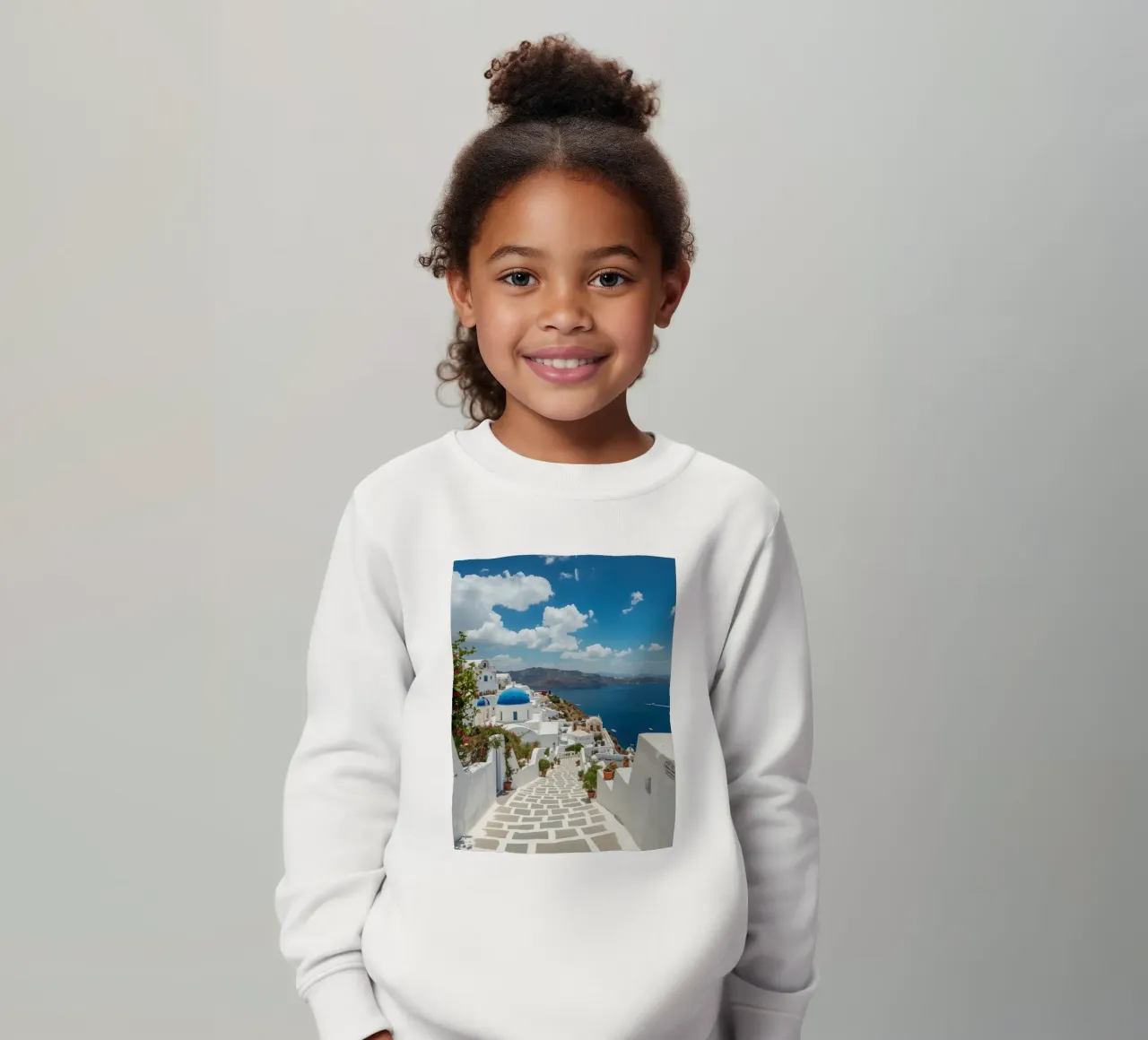 Edifici imbiancati e sentiero di pietra a Santorini felpa bambino da DesignDoodle