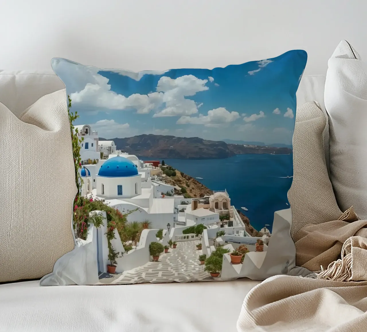 Edifici imbiancati e sentiero di pietra a Santorini cuscino da DesignDoodle