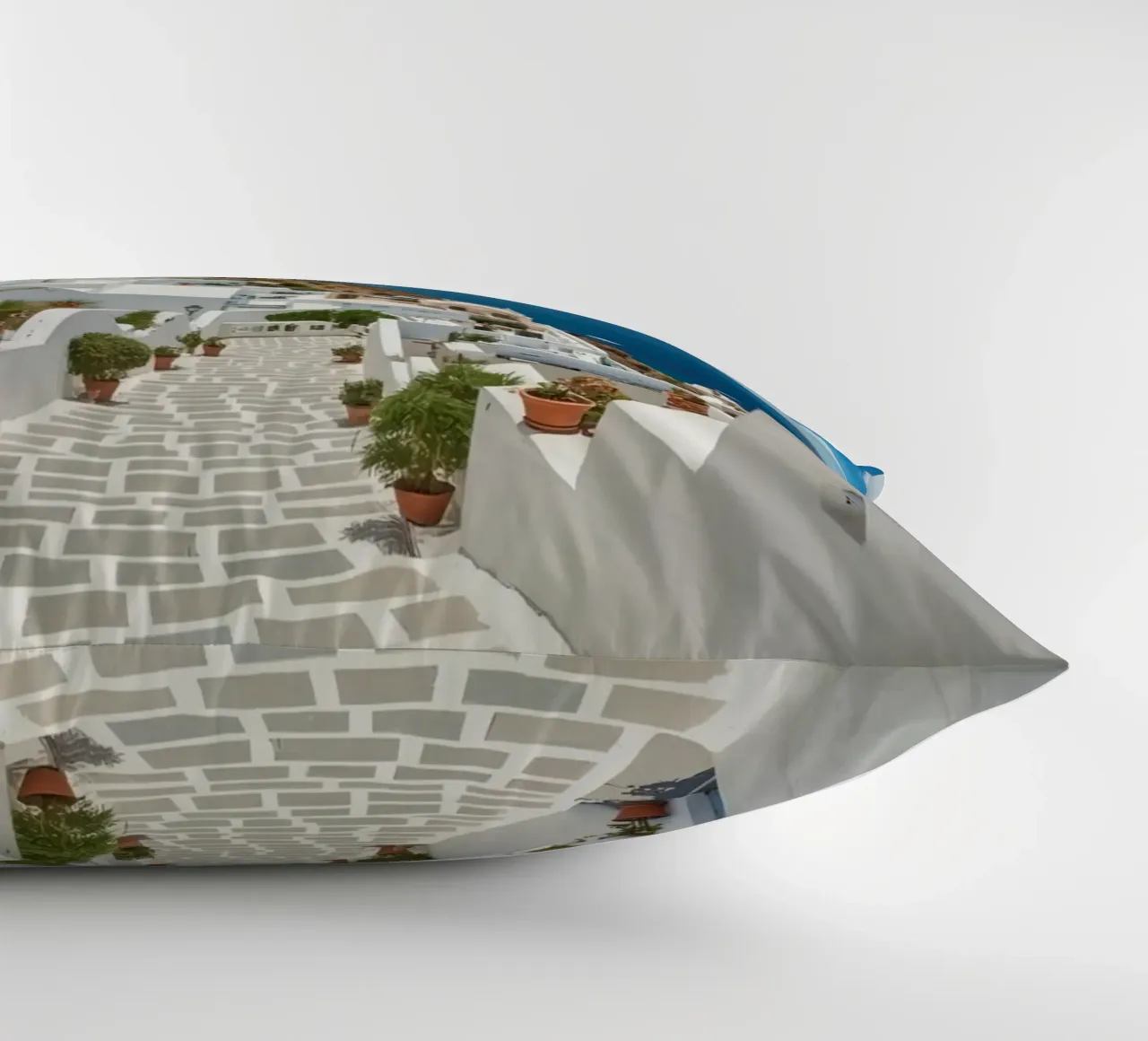 Edifici imbiancati e sentiero di pietra a Santorini cuscino da DesignDoodle