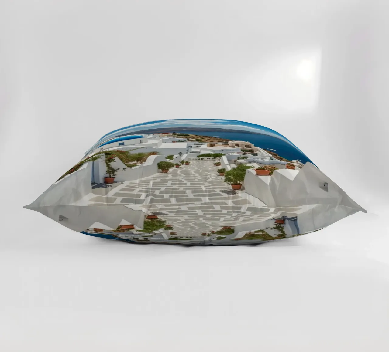 Edifici imbiancati e sentiero di pietra a Santorini cuscino da DesignDoodle