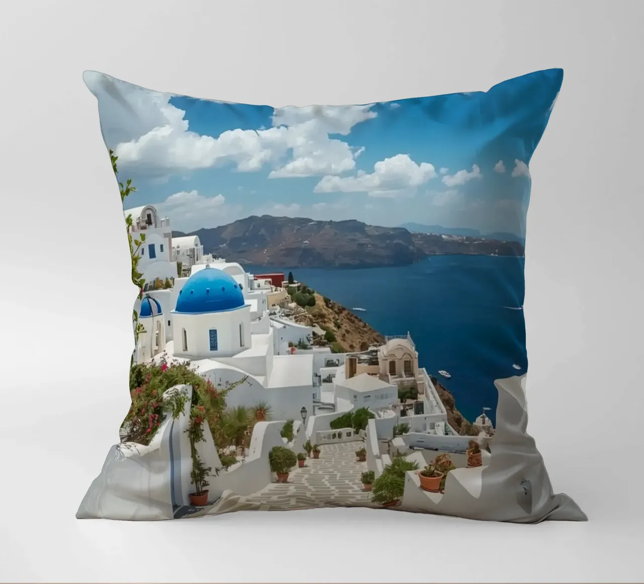 Edifici imbiancati e sentiero di pietra a Santorini cuscino da DesignDoodle