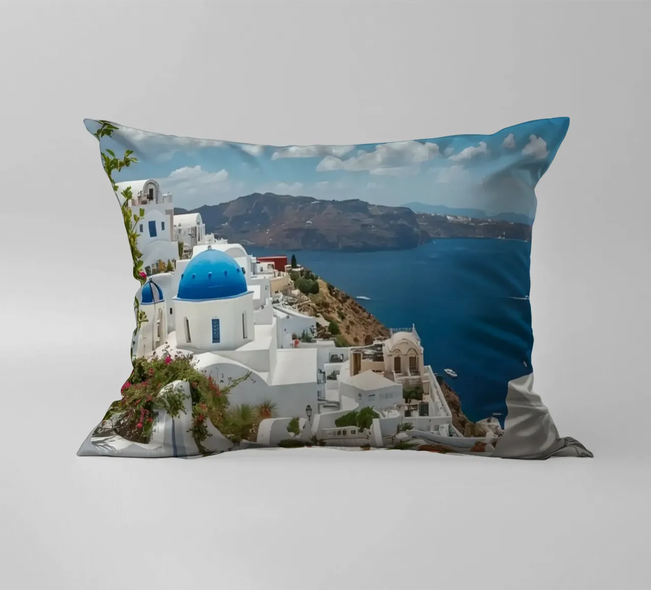 Edifici imbiancati e sentiero di pietra a Santorini cuscino da DesignDoodle