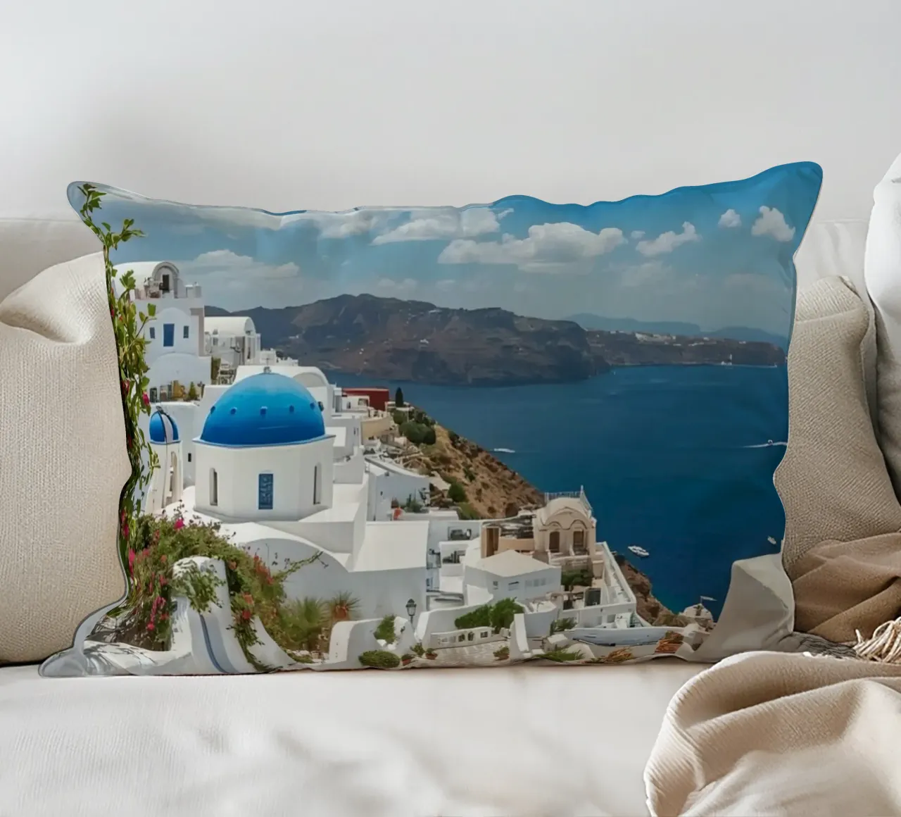 Edifici imbiancati e sentiero di pietra a Santorini cuscino da DesignDoodle