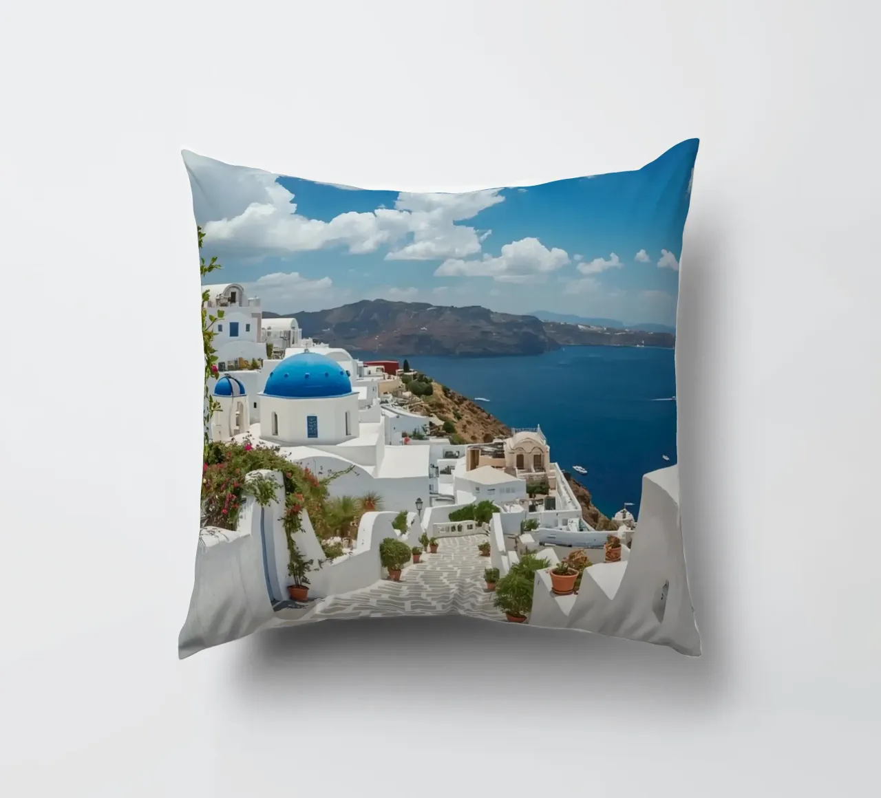 Edifici imbiancati e sentiero di pietra a Santorini cuscino da DesignDoodle