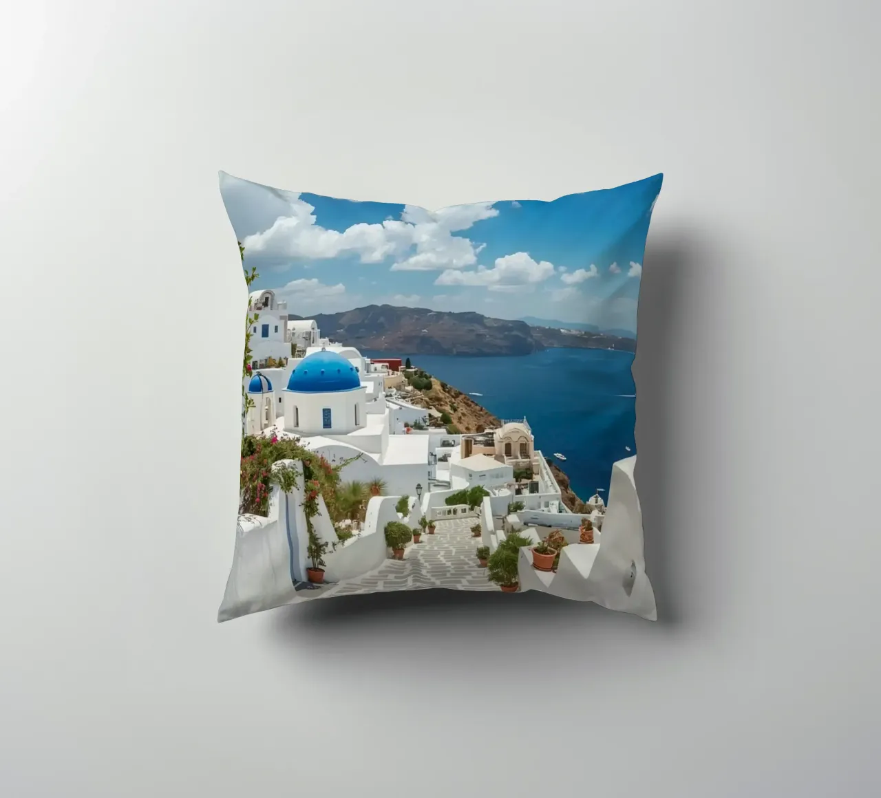 Edifici imbiancati e sentiero di pietra a Santorini cuscino da DesignDoodle