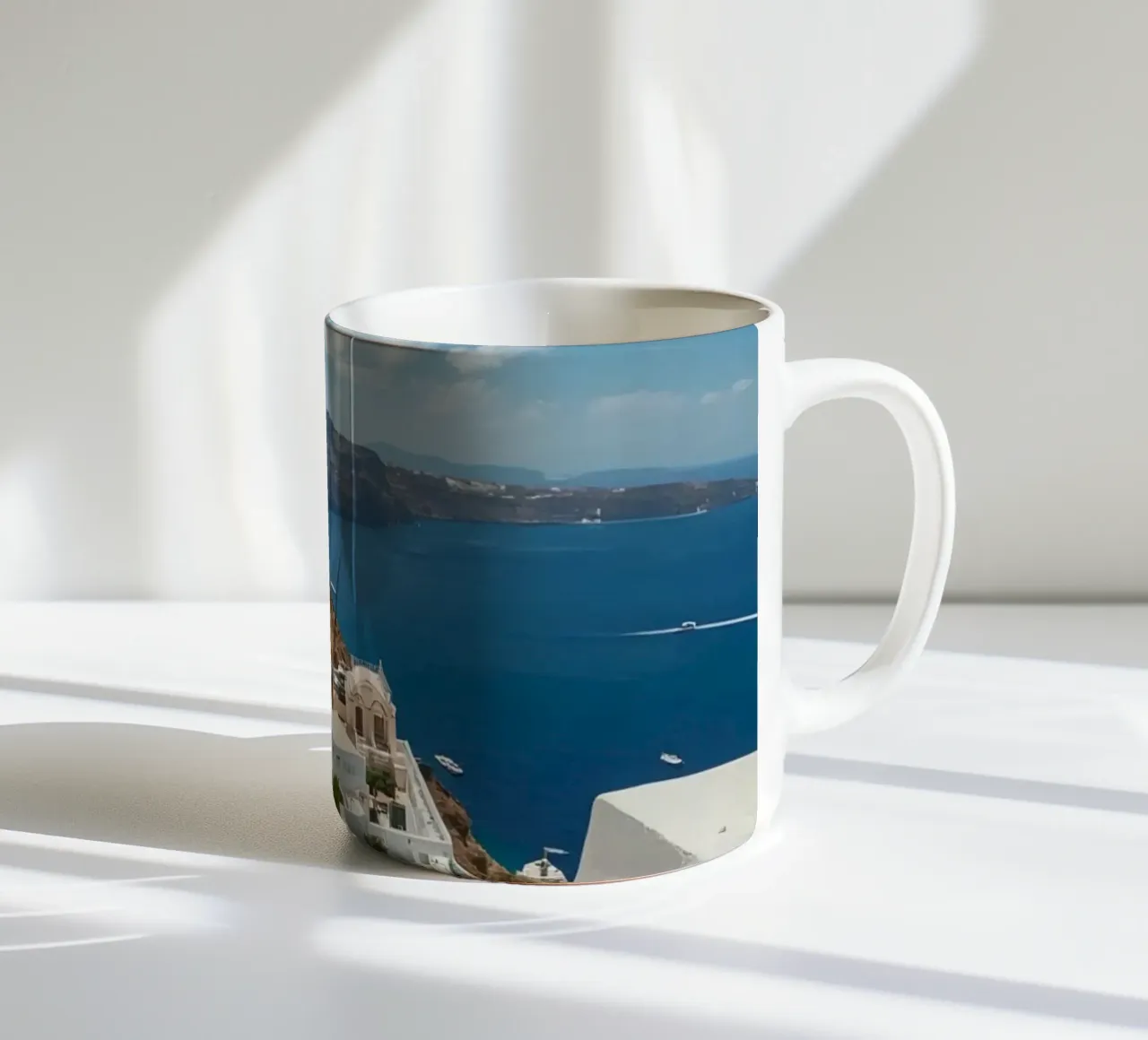 Bâtiments blanchis à la chaux et chemin de pierre à Santorin mug en céramique de DesignDoodle