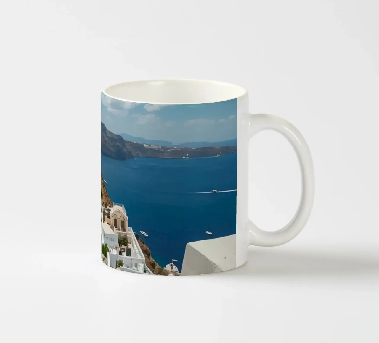 Bâtiments blanchis à la chaux et chemin de pierre à Santorin mug en céramique de DesignDoodle
