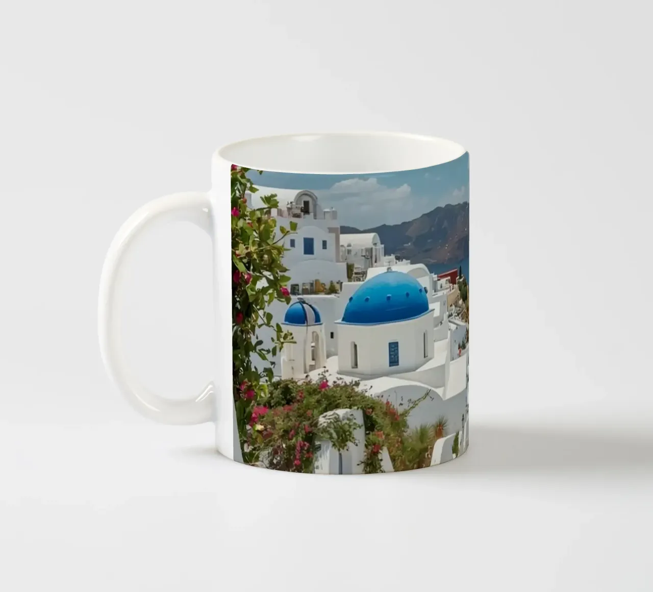 Bâtiments blanchis à la chaux et chemin de pierre à Santorin mug en céramique de DesignDoodle