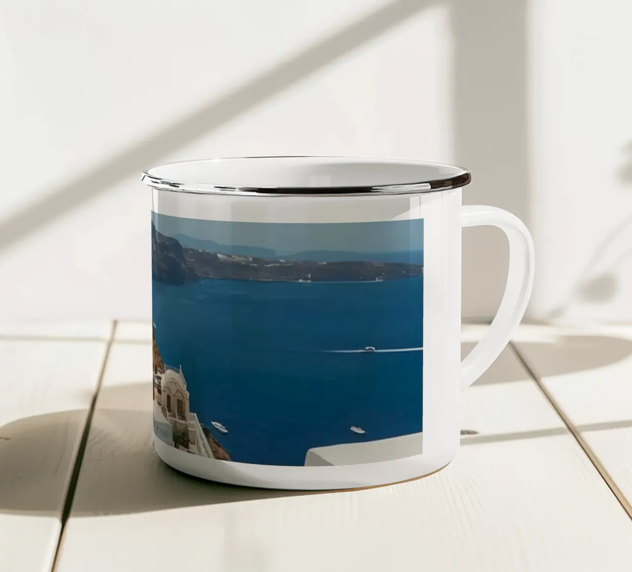 Weiß getünchte Gebäude und Steinpfade auf Santorin Emaille Tasse von DesignDoodle