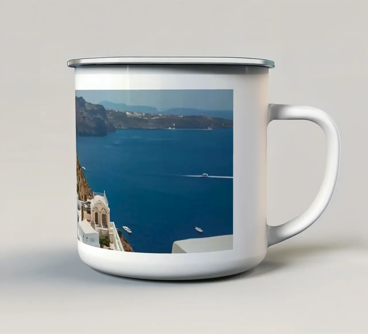 Weiß getünchte Gebäude und Steinpfade auf Santorin Emaille Tasse von DesignDoodle