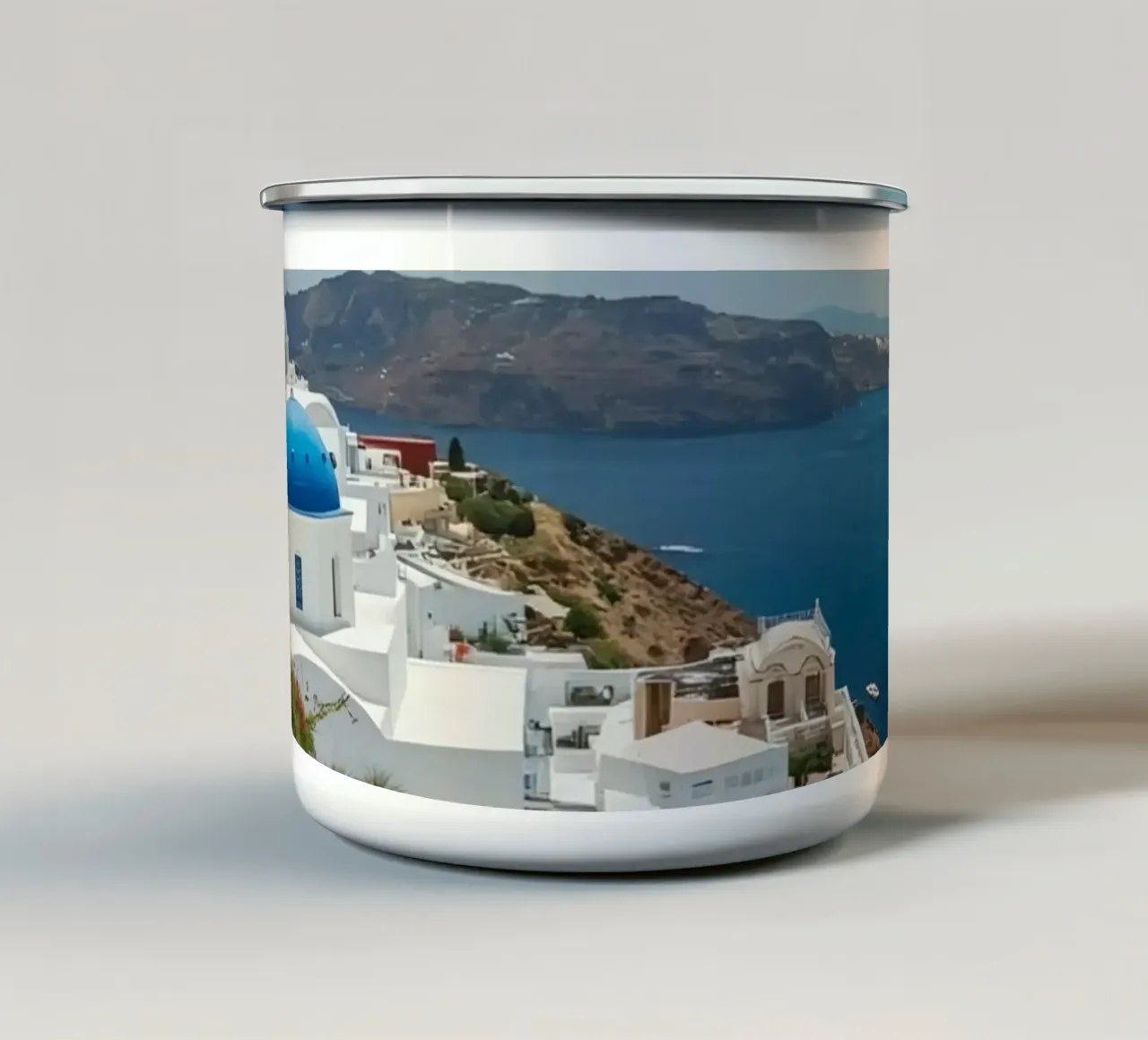 Weiß getünchte Gebäude und Steinpfade auf Santorin Emaille Tasse von DesignDoodle