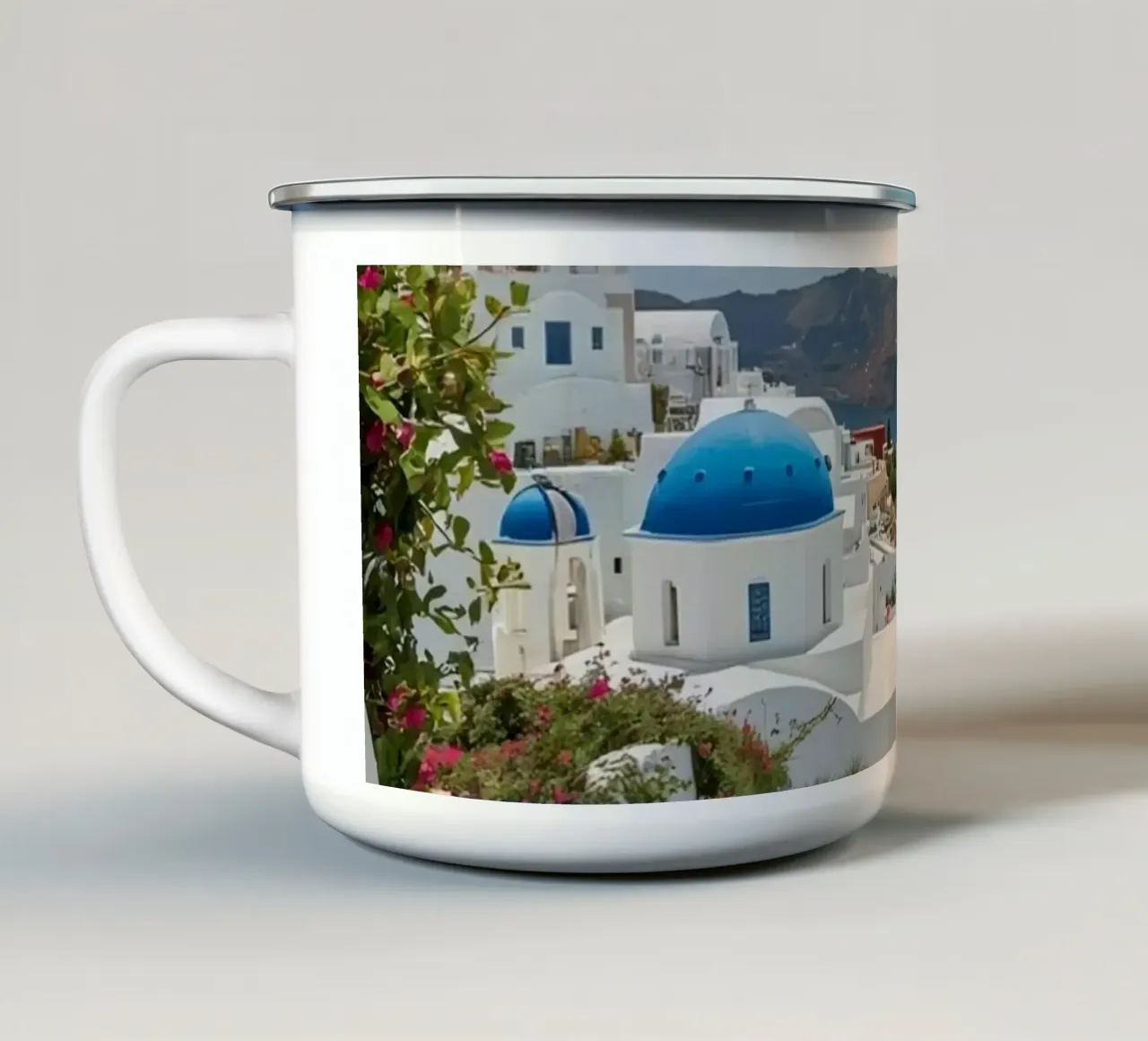 Weiß getünchte Gebäude und Steinpfade auf Santorin Emaille Tasse von DesignDoodle