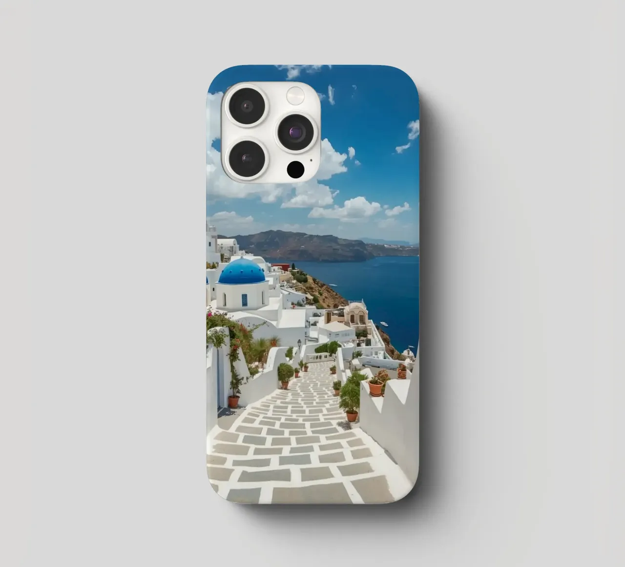 Weiß getünchte Gebäude und Steinpfade auf Santorin iPhone Hülle von DesignDoodle