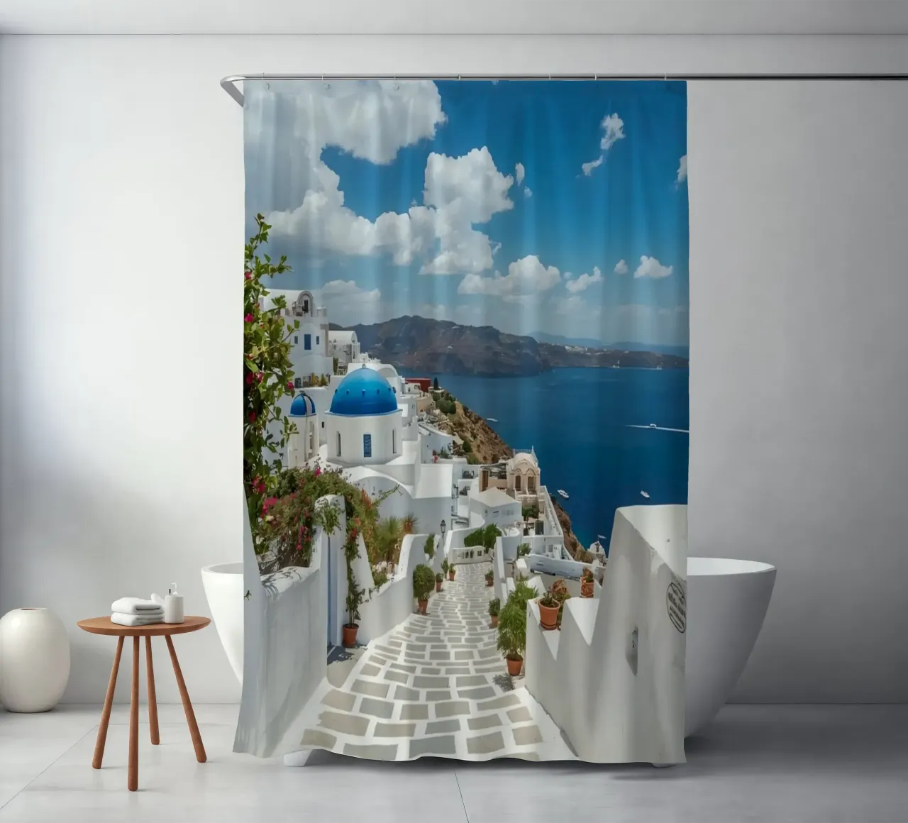 Weiß getünchte Gebäude und Steinpfade auf Santorin Duschvorhang von DesignDoodle