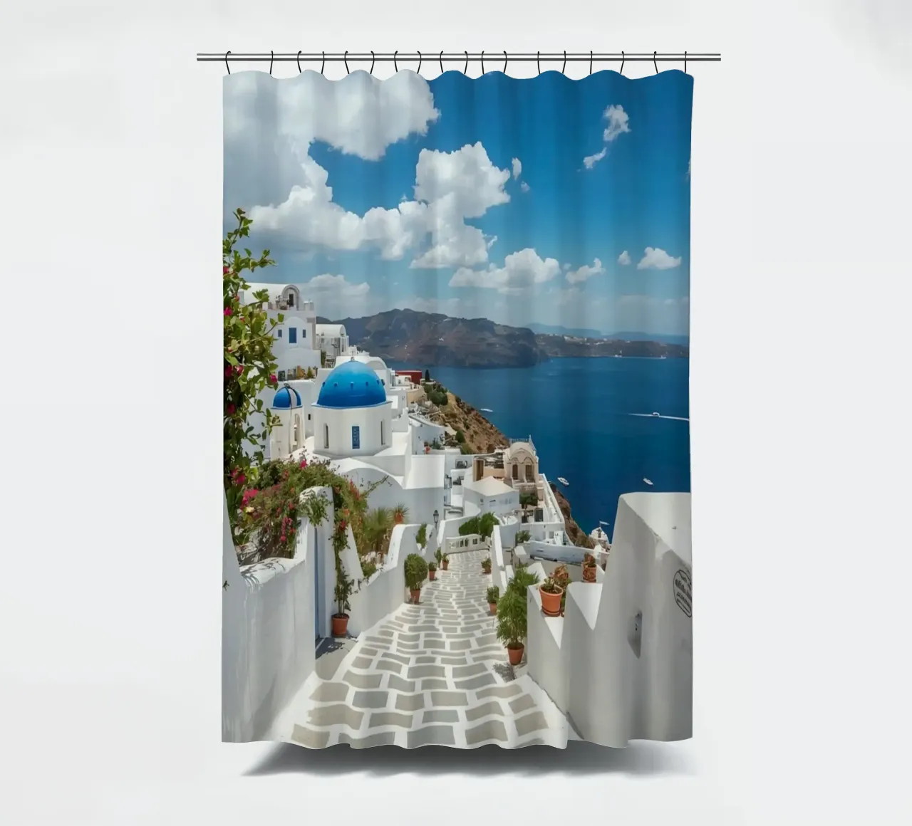 Weiß getünchte Gebäude und Steinpfade auf Santorin Duschvorhang von DesignDoodle