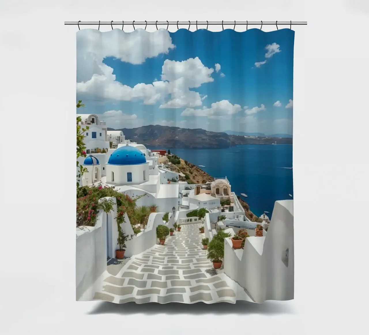 Weiß getünchte Gebäude und Steinpfade auf Santorin Duschvorhang von DesignDoodle