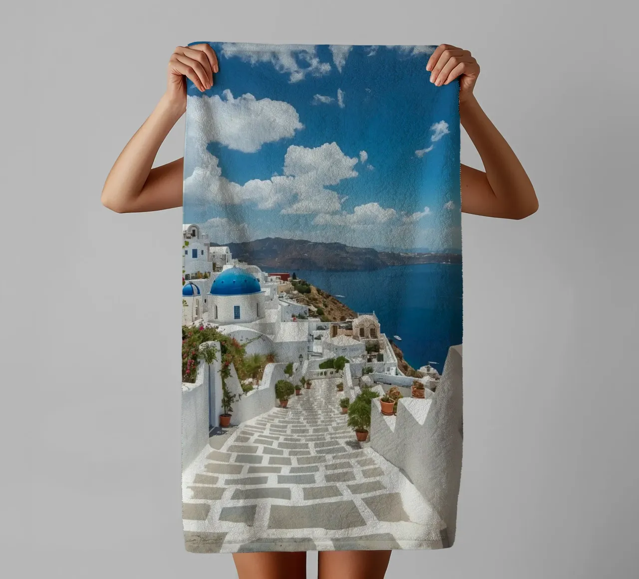 Weiß getünchte Gebäude und Steinpfade auf Santorin Handtuch von DesignDoodle