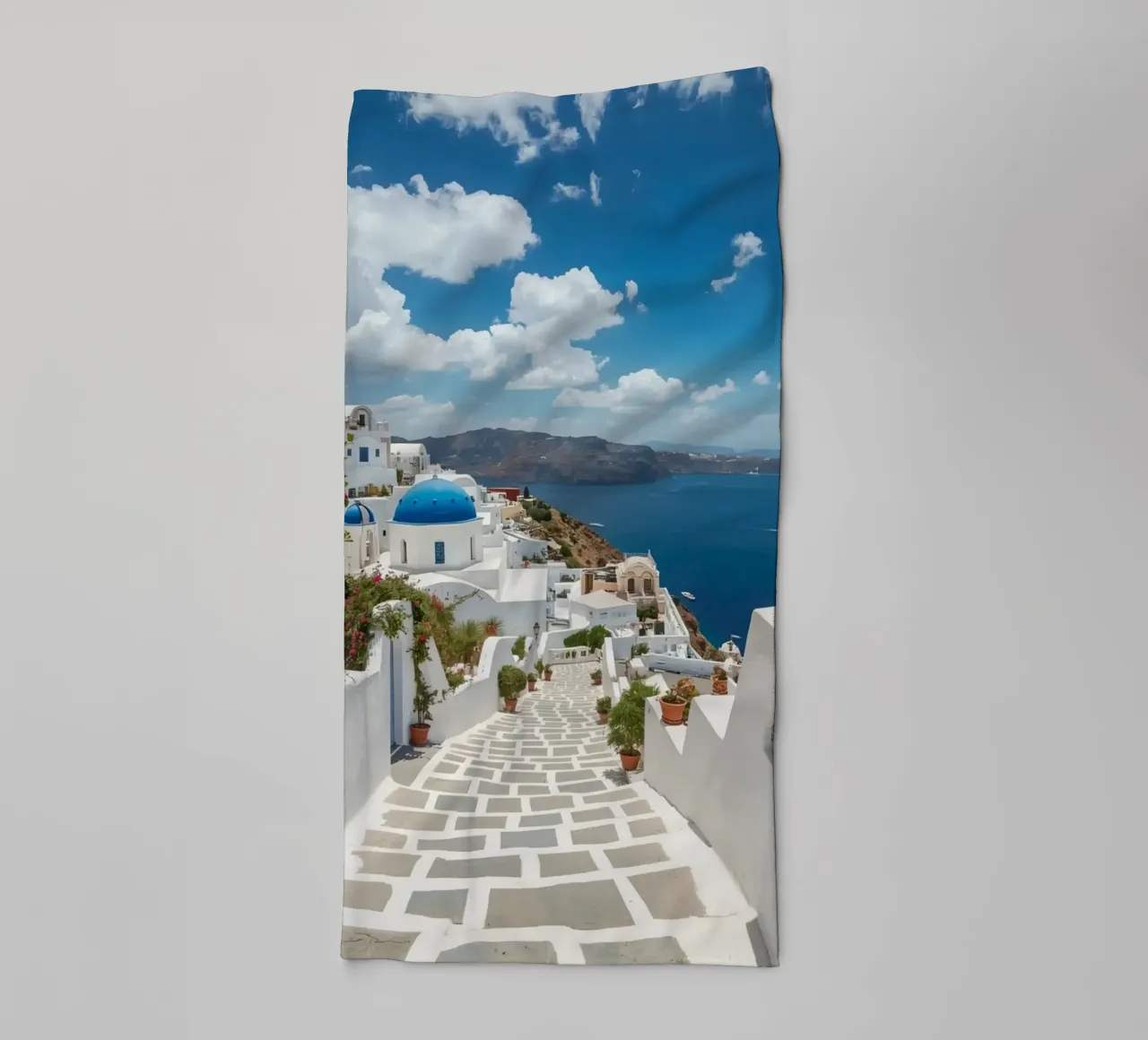 Weiß getünchte Gebäude und Steinpfade auf Santorin Handtuch von DesignDoodle