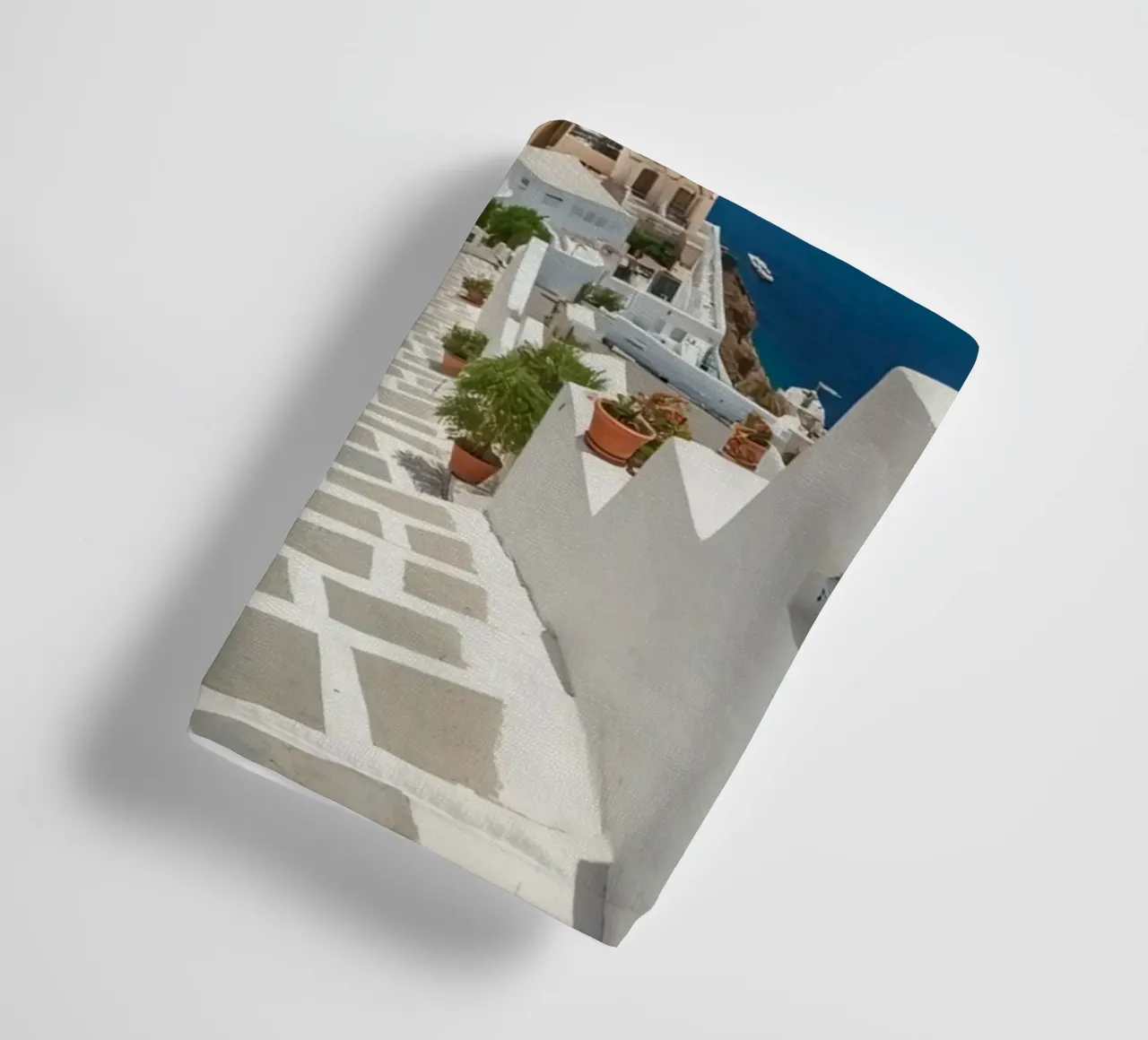 Weiß getünchte Gebäude und Steinpfade auf Santorin Handtuch von DesignDoodle