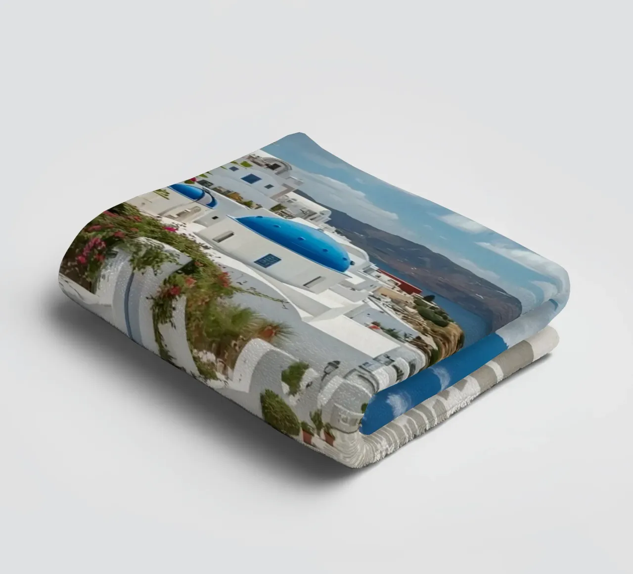 Weiß getünchte Gebäude und Steinpfade auf Santorin Handtuch von DesignDoodle