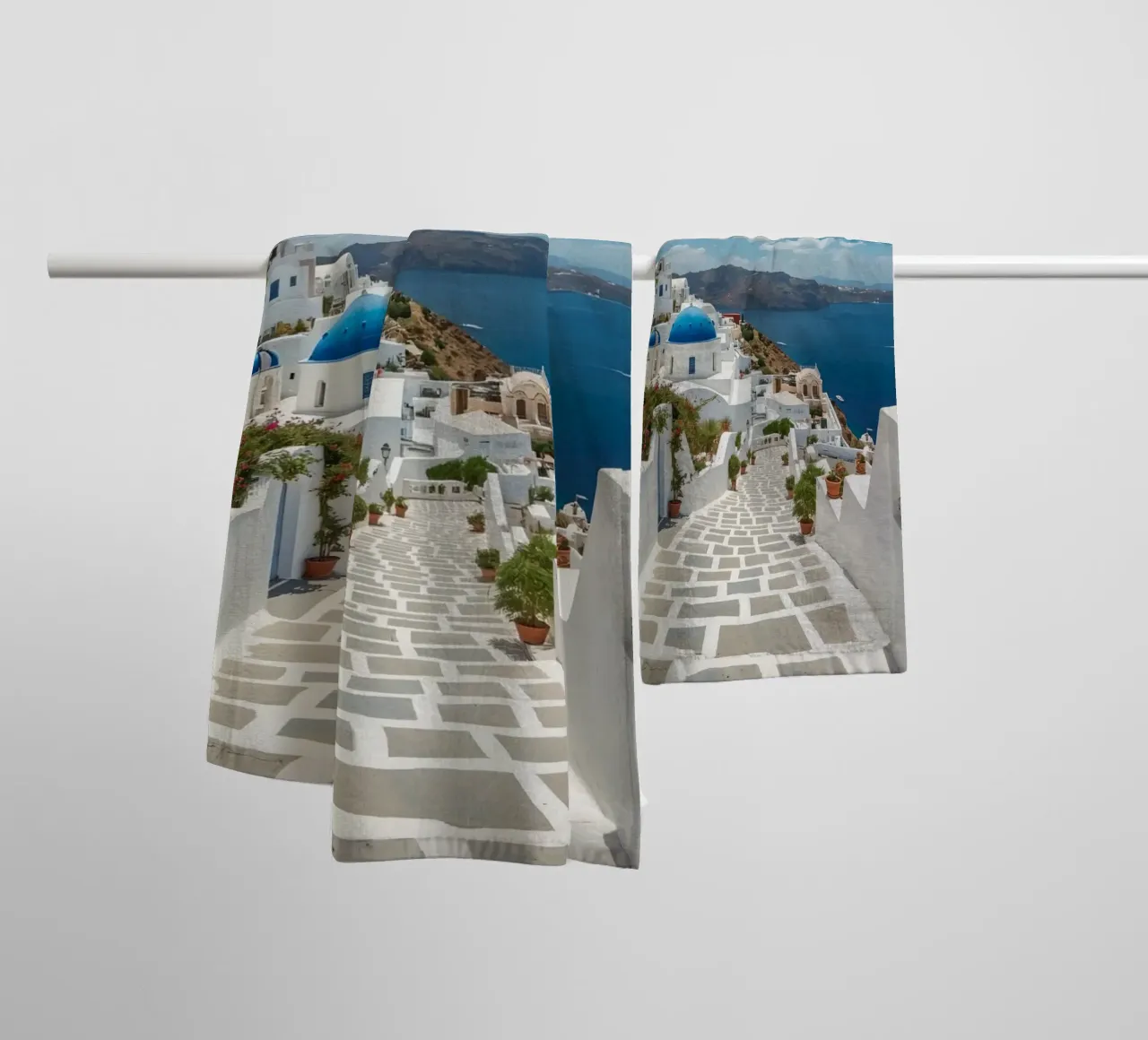 Weiß getünchte Gebäude und Steinpfade auf Santorin Handtuch von DesignDoodle