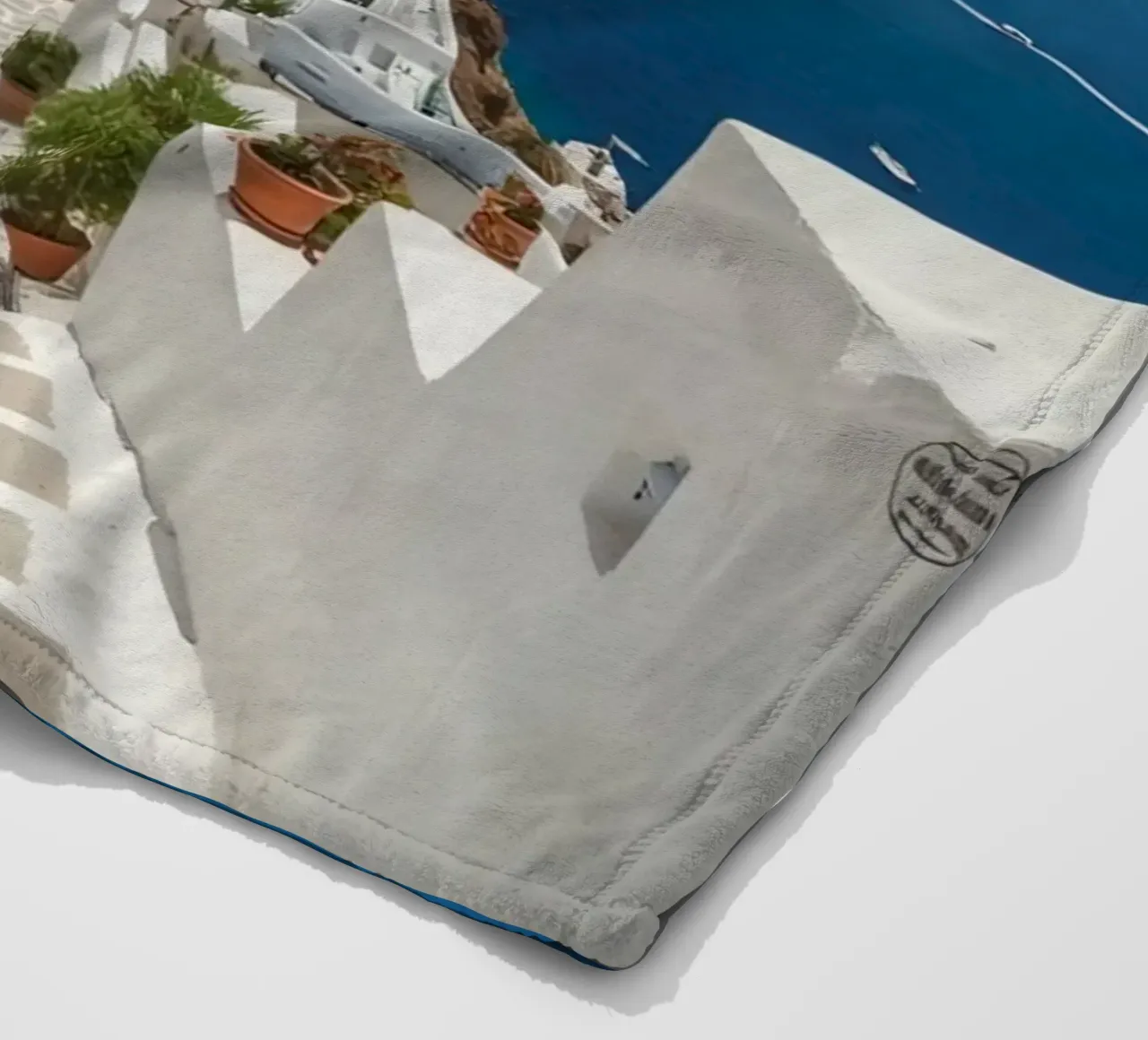 Weiß getünchte Gebäude und Steinpfade auf Santorin Fleecedecke von DesignDoodle
