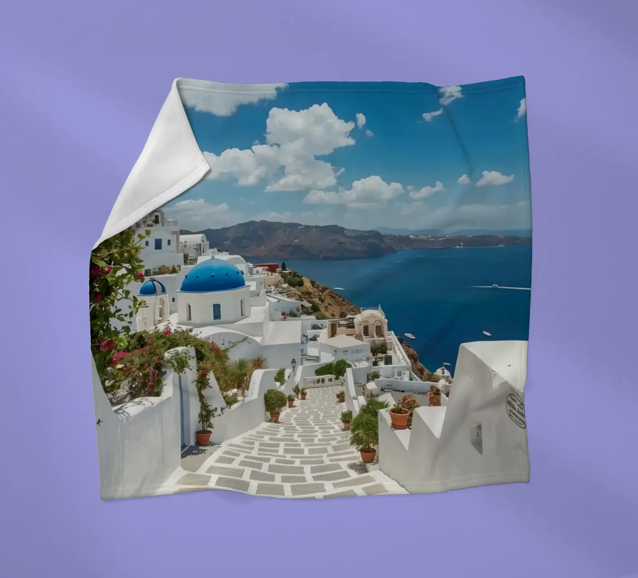 Weiß getünchte Gebäude und Steinpfade auf Santorin Fleecedecke von DesignDoodle