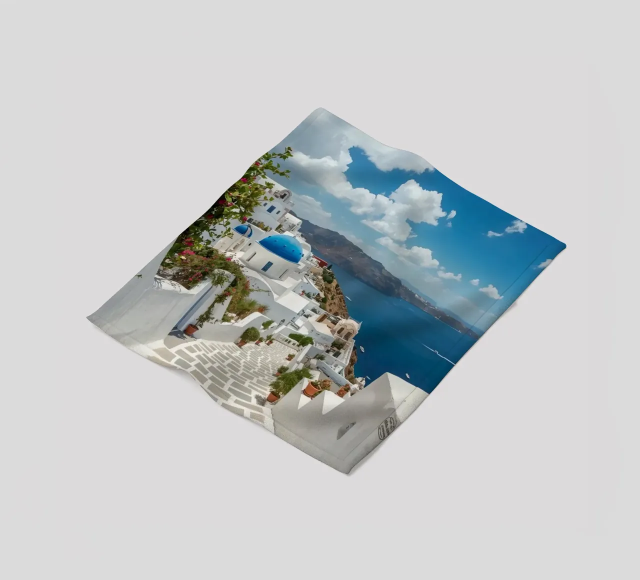 Weiß getünchte Gebäude und Steinpfade auf Santorin Fleecedecke von DesignDoodle