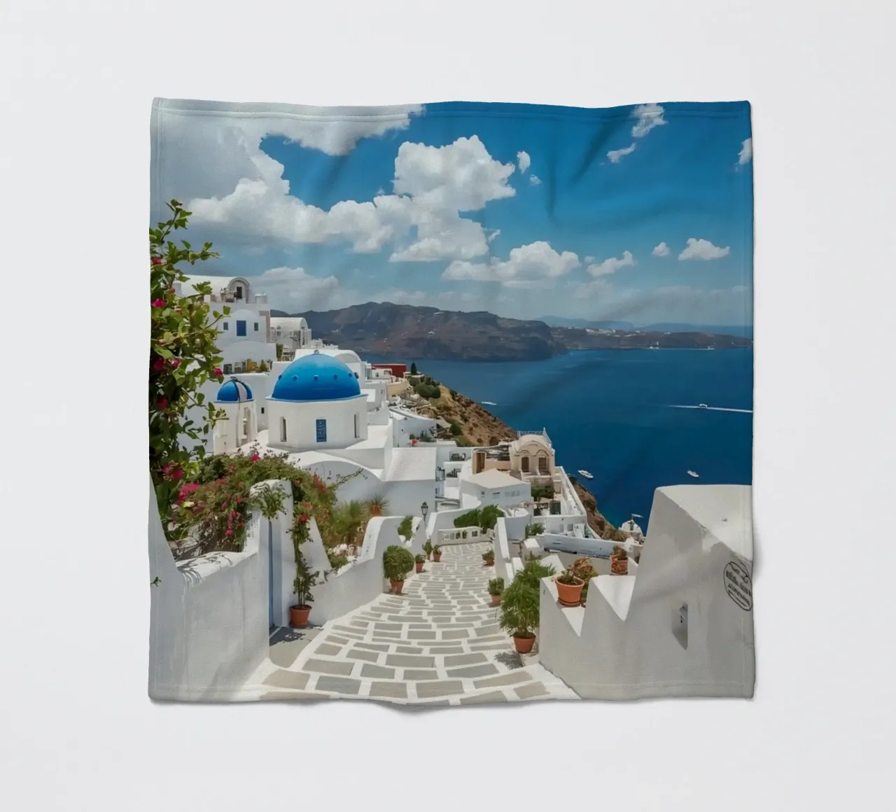 Weiß getünchte Gebäude und Steinpfade auf Santorin Fleecedecke von DesignDoodle