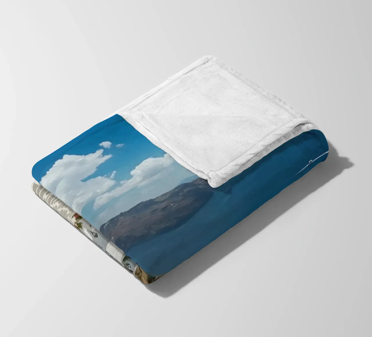 Weiß getünchte Gebäude und Steinpfade auf Santorin Fleecedecke von DesignDoodle